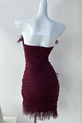 Burgunderrotes trägerloses Mini-Party-Cocktailkleid mit Federn